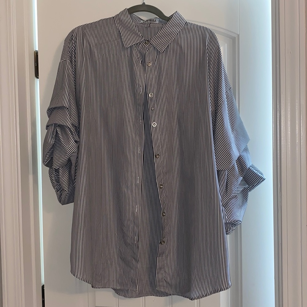 Gray and white puff sleeve blouse